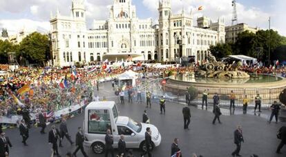 El papa Benedicto XVI a bordo del papamóvil a su llegada a la plaza de Cibeles donde cientos de miles de jóvenes se reunieron hoy para dar la bienvenida oficial al Santo Padre.