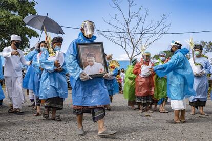 Varios balineses visten trajes protectores durante una ceremonia de cremación hindú llamada 'Ngaben', en Bali (Indonesia).