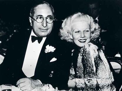 Louis B. Mayer con una deslumbrante Jean Harlow.
