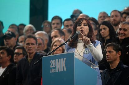 Cristina Kirchner habla en la Plaza de Mayo durante la conmemoración del 20 aniversario de la llegada al poder de su marido, Néstor Kirchner