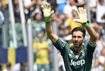 Buffon saluda los aficionados durante el calentamiento. 