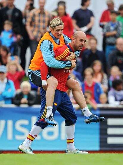 Fernando Torres se sube a hombros de Pepe Reina durante el entrenamiento.