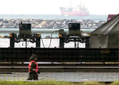 Vehículos militares de EE UU, desembarcados ayer en Iskenderun para la modernización de este puerto turco.