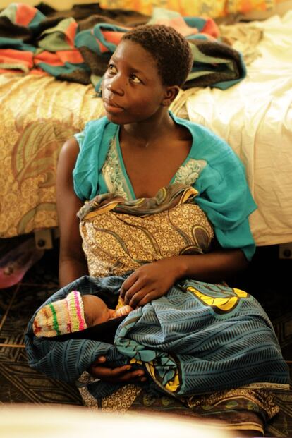 Se calcula que sólo el 46% de las madres de Malaui asiste a centros de salud para realizar visitas rutinarias de control prenatal. Gran parte de ello se debe a la dificultad de acceso a los hospitales, pero hay factores culturales muy arraigados como el secretismo en el primer trimestre de embarazo o la confianza en las parteras tradicionales. 