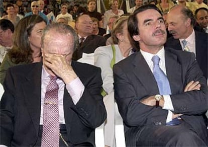 Aznar ha estado en Vigo acompañado por dos de los pesos pesados gallegos del PP: el presidente de la Xunta, Manuel Fraga, y el vicepresidente primero, Mariano Rajoy. En la imagen vemos a Fraga con aspecto de cansado mientras el presidente permanece atento en el pabellón de las Travesas durante el acto electoral del Partido Popular.