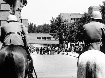 Dos <i>grises</i> a caballo ante una manifestación de estudiantes en la Complutense en 1968.
