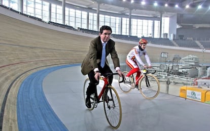 Jaume Matas pedalea en febrero de 2007 en la pista del velódromo Palma Arena.