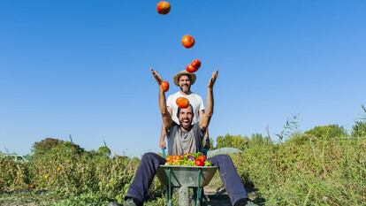 Consumir alimentos ecológicos no solo pueda cambiar nuestras vidas, sino también la de agricultores como Miguel y León del proyecto Huerto Vega del Tajuña