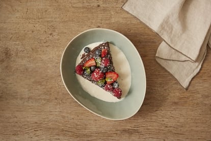 <p><b>INGREDIENTES</p></b> <p>200 g de mantequilla, 200 g de chocolate negro de repostería 70% cacao, 200 g de azúcar, 4 huevos, 1 cucharada de harina. Para la cobertura: 100 g de azúcar glas, 100 g de chocolate, 100 g de mantequilla, un chorrito de miel, agua y nata.</p> <p> </p> <p><b>ELABORACIÓN</p></b> <p>1. Poner al baño María el chocolate negro con la mantequilla. Una vez derretido, mezclar con el azúcar. 2. Añadir los huevos uno a uno. Incorporar justo después la cucharada de harina. 3. Verter la mezcla en el molde, que hay que untar previamente con mantequilla, y cubrirla con papel de aluminio. 4. Hornear a 180 grados durante 25 minutos aproximadamente. Una vez pasado el tiempo, quitar el papel de aluminio y dejar en el horno durante 10 minutos más. </p> <p><b>Para la cobertura:</b> 1. Derretir al baño María el chocolate, mantequilla y añadir el azúcar glas. Una vez mezclado, incorporar la miel, un chorrito de agua y la nata. 2. Desmoldar la tarta y añadir la mezcla hasta obtener una cobertura homogénea. 3. Dejar reposar en la nevera al menos una hora. 4. Servir y decorar con frutas del bosque y azúcar glas. </p>