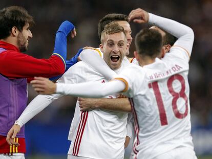 Gerard Deulofeu, en el centro, celebra con sus compañeros el segundo gol de España.