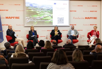 De izquierda a derecha, el presentador del acto, Ángel Expósito, María José García-Pelayo, Celia Derecho, David Morales y Carmen Quintanilla durante el debate celebrado este martes en la sede de Fundación Mapfre, en Madrid.