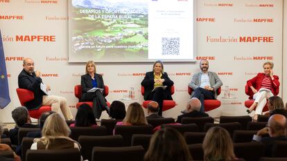 De izquierda a derecha, el presentador del acto, Ángel Expósito, María José García-Pelayo, Celia Derecho, David Morales y Carmen Quintanilla durante el debate celebrado este martes en la sede de Fundación Mapfre, en Madrid.