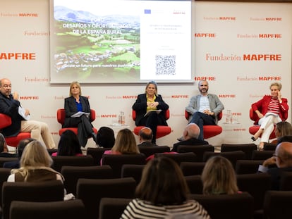 De izquierda a derecha, el presentador del acto, Ángel Expósito, María José García-Pelayo, Celia Derecho, David Morales y Carmen Quintanilla durante el debate celebrado este martes en la sede de Fundación Mapfre, en Madrid.