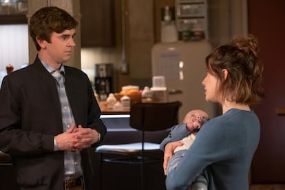 Freddie Highmore y Paige Spara, en 'The Good Doctor'.