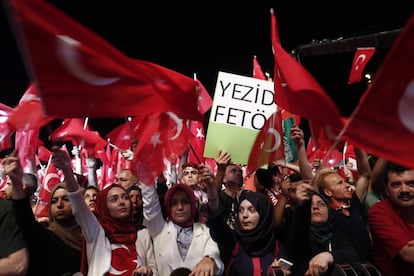 Simpatizantes del presidente turco, Recep Tayyip Erdogan, sostienen banderas turcas y una pancarta contra el cl&eacute;rigo Fethullah G&uuml;len durante una manifestaci&oacute;n contra el fallido golpe de estado, el jueves 21 de julio de 2016, en el Puente del B&oacute;sforo, en Estambul, Turqu&iacute;a.