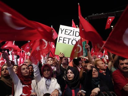 Simpatizantes del presidente turco, Recep Tayyip Erdogan, sostienen banderas turcas y una pancarta contra el cl&eacute;rigo Fethullah G&uuml;len durante una manifestaci&oacute;n contra el fallido golpe de estado, el jueves 21 de julio de 2016, en el Puente del B&oacute;sforo, en Estambul, Turqu&iacute;a.