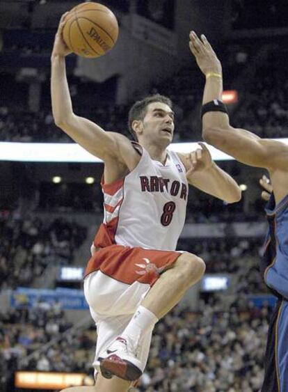 El jugador español de los Raptors de Toronto José Calderón entra a canasta durante el partido de baloncesto de la NBA disputado contra los Wizards de Washington.