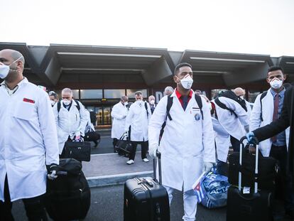 Llegada de médicos cubanos al aeropuerto de Milán para ayudar a Italia en la pandemia.