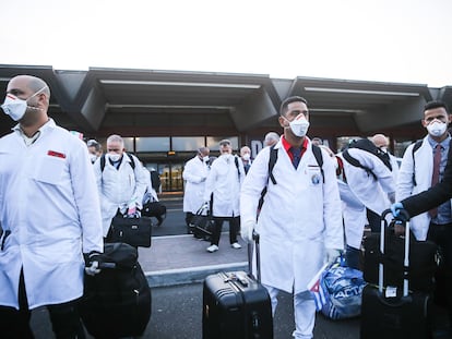 Llegada de médicos cubanos al aeropuerto de Milán para ayudar a Italia en la pandemia.