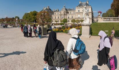 Un grupo de turistas musulmanes en París.