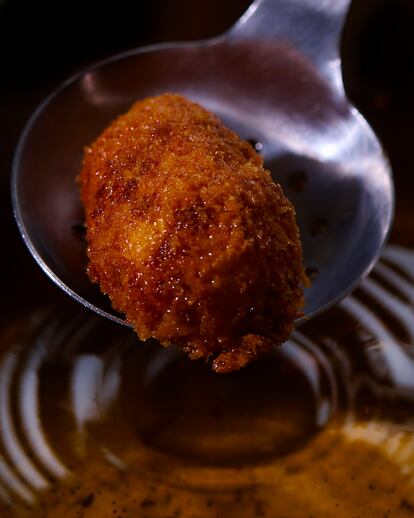 Croqueta recién frita a unos 185 grados.