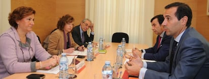 Paz González y Salvador Victoria, durante la reunión.