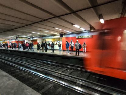 Usuarios del metro esperan en el anden de la estación La Raza de la Línea 3, en Ciudad de México, este martes.