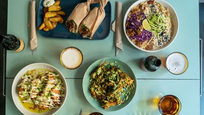 Una mesa con platos veganos del restaurante madrileño Romero Verde.