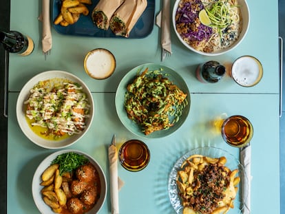 Una mesa con platos veganos del restaurante madrileño Romero Verde.