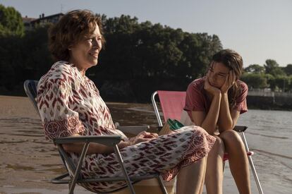 Las actrices Susi Sánchez y Laia Costa, en un fotograma de la película 'Cinco lobitos'.