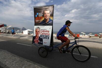 Un hombre por el barrio de Copacabana con propaganda electoral.