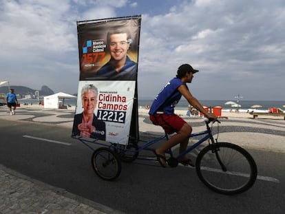 Un hombre por el barrio de Copacabana con propaganda electoral.