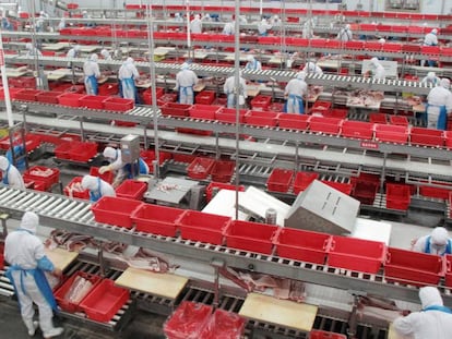 Trabajadores en una planta procesadora de carne de cerdo en Zhengzhou, China.