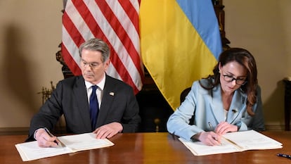 Scott Bessent y Yulia Sviridenko, durante la firma del documento en Washington, el 30 de abril. 