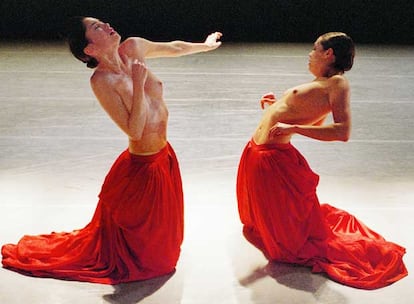 Las bailarinas Paula Sánchez y Natasha Crook, en la coreografía <i>Bella figura.</i>