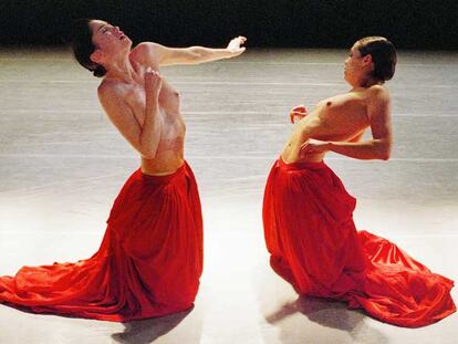 Las bailarinas Paula Sánchez y Natasha Crook, en la coreografía <i>Bella figura.</i>
