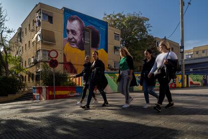 Varias mujeres paseaban por el barrio de La Florida, en la periferia de L’Hospitalet (Barcelona).