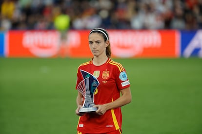 La jugadora de la selección española, Aitana Bonmatí, tras recibir el trofeo como mejor jugadora del torneo.
