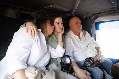 La soldado Agam Berger, reunida con sus padres, en una imagen difundida por las Fuerzas Armadas israelíes. 