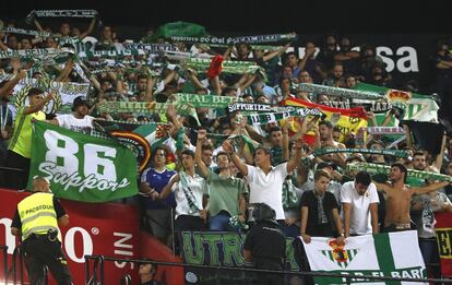 Aficionados del Betis animan a su equipo antes del partido.