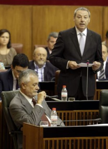 Álvarez de la Chica interviene en el Parlamento.