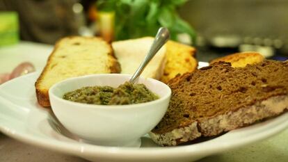 Comenzó siendo la hermana pequeña de La Taverna Siciliana, pero desaparecida esta, La Tavernetta tiene entidad y personalidad propia. Se trata de un espacio, repartido en dos plantas, con encanto y cocina a la vista, vestido con ladrillo blanco y decorado con ilustraciones de Sciamma­rella. El dueño, Angelo Loi, nacido en Cerdeña, ha trasladado desde hace una década una parte de la esencia de la cocina de su tierra, con guiños a Sicilia, a este pequeño rincón del barrio de las Salesas de Madrid. Aquí lo importante es el cliente, y en ningún momento se tiene la sensación de que la única pretensión es hacer caja, sino que el comensal se sienta a gusto y disfrute de una comida sin pretensiones, sencilla pero llena de sabor.