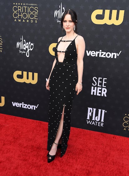 Rachel Brosnahan llevó un vestido de terciopelo con pronunciado escote de Givenchy que combinó con joyas de Pomellato.