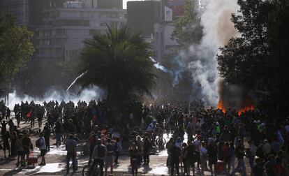 Chilenos protestam no dia 28 de novembro, em Santiago. / Reuters