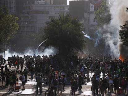 Chilenos protestam no dia 28 de novembro, em Santiago. / Reuters