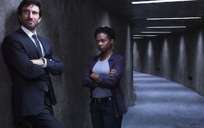 Los actores Sharlto Copley y Susan Heyward, protagonistas de 'Powers'.
