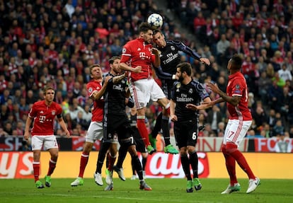 Salto entre Javi Martinez, del Bayern, y Gareth Bale.