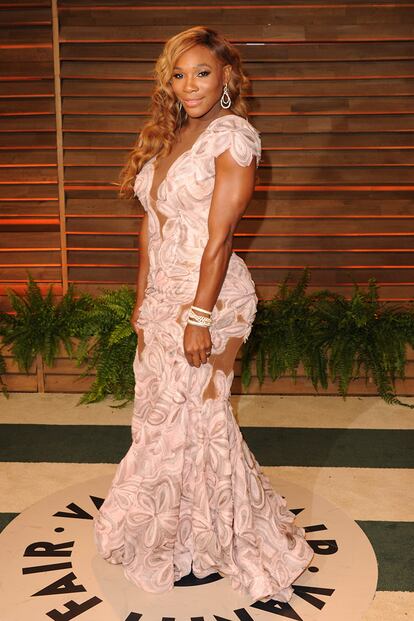 La tenista Serena Williams llevó un vestido rosa palo a la fiesta Vanity Fair.