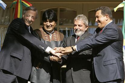 De izquierda a derecha, los presidentes Kirchner, de Argentina
; Morales, de Bolivia; Lula, de Brasil, y Chávez, de Venezuela, ayer en Puerto Iguazú.