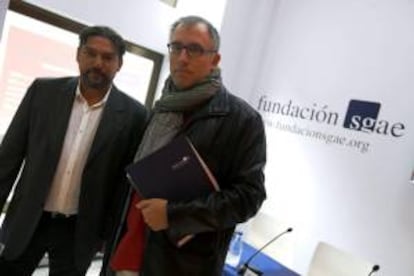 Los presidentes de la Fundación Sociedad General de Autores y Editores (SGAE), Antonio Onetti (i) y de la SGAE, José Luis Acosta, durante la presentación hoy en Madrid de la Fundación SGAE, que sustituye a la Fundación Autor, y que se centrará en fomentar un mejor conocimiento y transparencia sobre los ingresos de la institución reinvertidos en la sociedad civil.